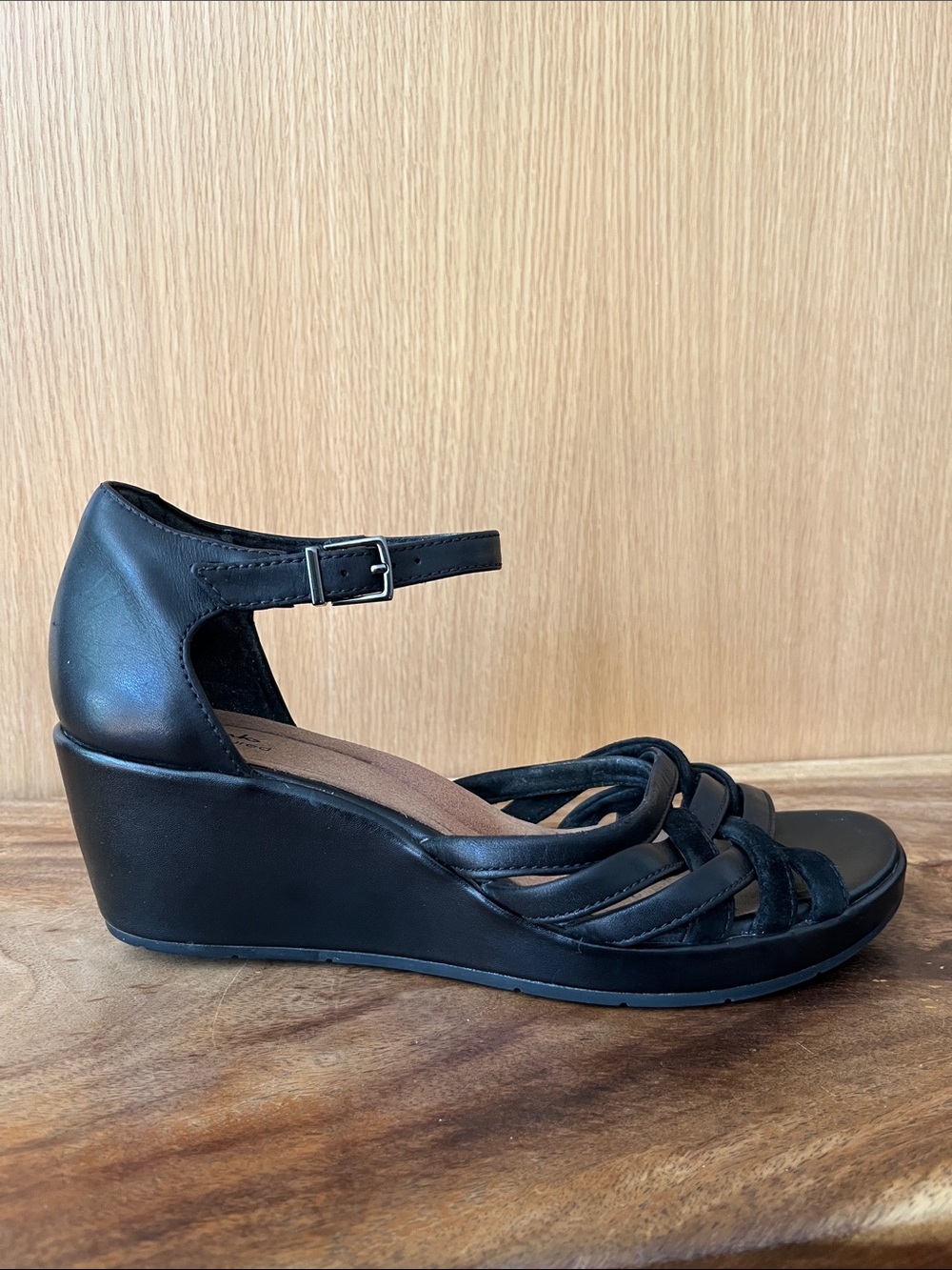 Clarke’s unstructured black leather wedge plaza cross 8.5